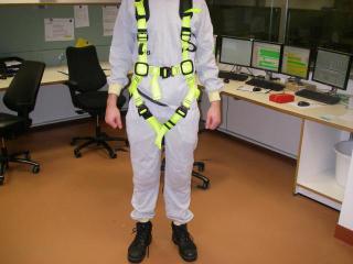 Voorbeeld van een snijvast veiligheidspak in combinatie met valharnas dit in verband met evacuatie uit de betrokken ruimte.